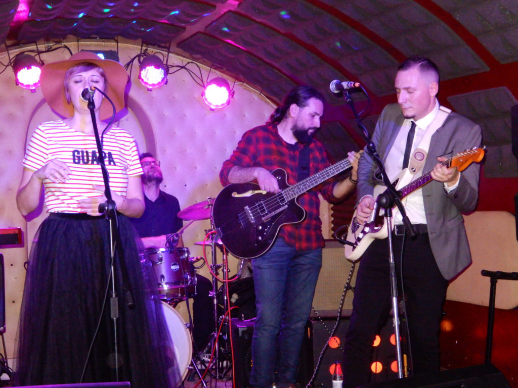 guapa_gualtrapa_directo_sala