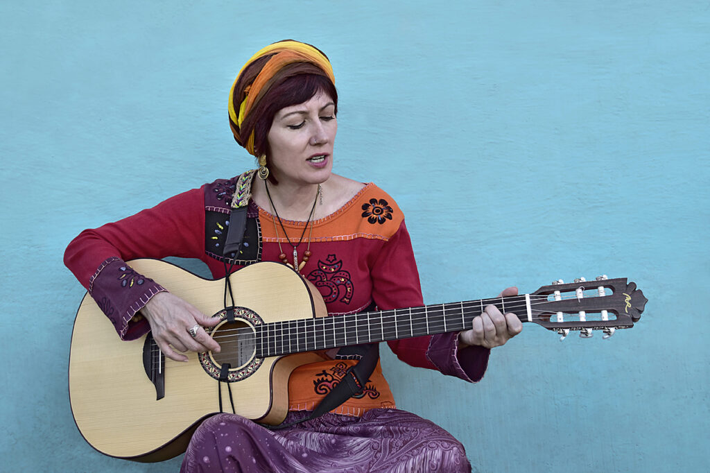 maria_rodriguez_guitarra_promo_desde_el_corazon
