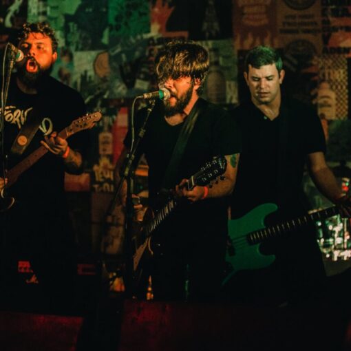 backdrop_falls_big_lie_directo_banda