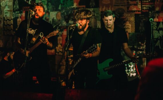 backdrop_falls_big_lie_directo_banda
