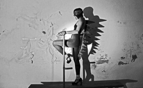 la_niña_hilo_las_fuerzas_del_mal_foto