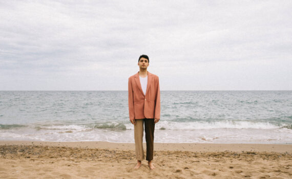 carlos gris flotante